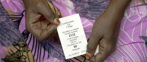 Eine Asylsuchende wartet vor der Zentralen Aufnahmeeinrichtung des Landes Berlin für Asylbewerber, ZAA, in Berlin Tiergarten.