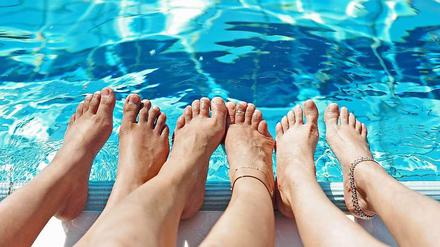 Pack' die Badehose ein: Im Sommerbad am U-Bahnhof Prinzenbad lässt es sich noch bis zum 28. September planschen, springen und abtauchen.