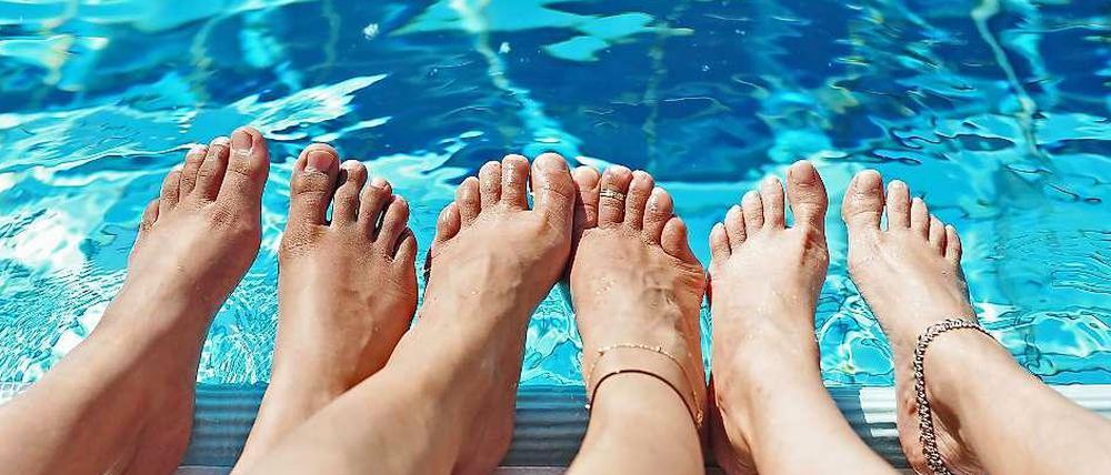 Pack' die Badehose ein: Im Sommerbad am U-Bahnhof Prinzenbad lässt es sich noch bis zum 28. September planschen, springen und abtauchen.