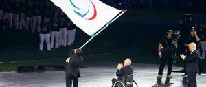 Rauschendes Fest. Sir Philip Craven bei der Abschlussfeier der Paralympischen Spiele 2012 in London. Der ehemalige britische Rollstuhl-Basketballer ist seit 2001 Chef des IPC.