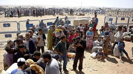 Hunderttausende Menschen flüchten über die Grenze von Syrien in die Türkei.