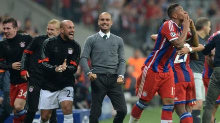 Münchens Pep Guardiola und sein Team freuen sich über den Treffer von Jerome Boateng. 