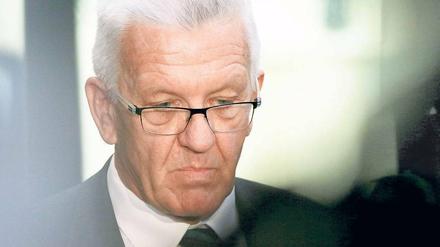 Ministerpräsident Winfried Kretschmann bringt die grüne Asylpolitik durcheinander und löst einen Streit in der Partei aus. 