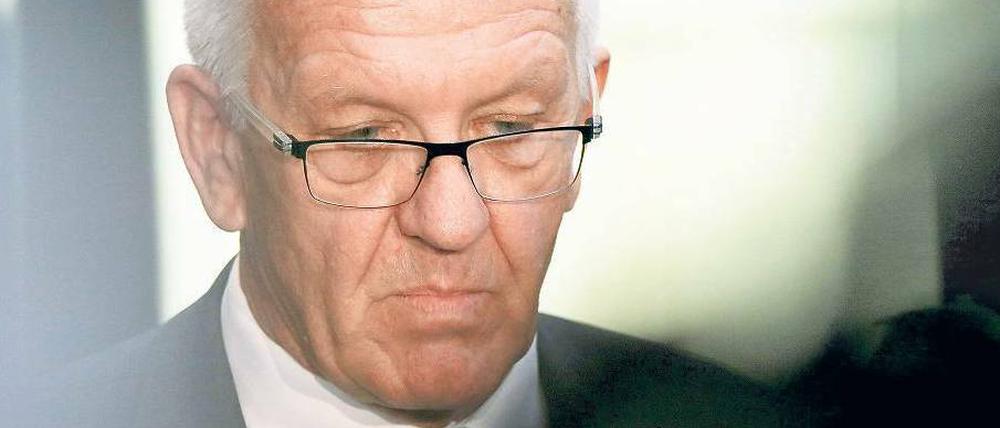 Ministerpräsident Winfried Kretschmann bringt die grüne Asylpolitik durcheinander und löst einen Streit in der Partei aus. 