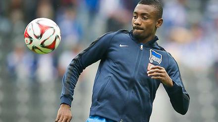 Herthas neuer Stürmer Salomon Kalou tut sich noch schwer, um Bindung zu seinen neuen Mitspielern zu bekommen.
