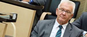 Die Ruhe vor der Schelte. Welche Reaktion seiner Parteifreunde ihm blüht, konnte Winfried Kretschmann sicher schon während der Sitzung ahnen.