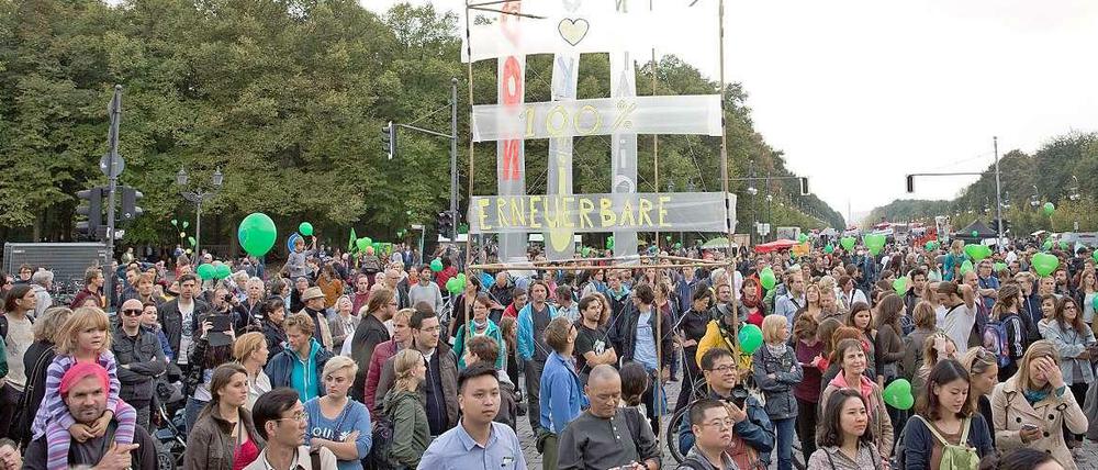 Rund 10 000 Menschen haben nach Angaben der Veranstalter am Sonntag in Berlin für ein besseres Klima demonstriert. Drei verschiedene Demonstrationszüge setzten sich Richtung Brandenburger Tor on Bewegung. 