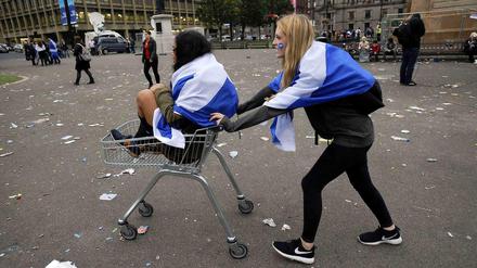 Sind schon wieder zu Unsinn aufgelegt. Zwei Unterstützerinnen der Unabhängigkeit in Glasgow am Morgen nach Bekanntwerden des für sie enttäuschenden Ergebnisses.
