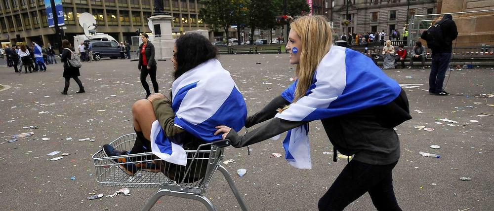 Sind schon wieder zu Unsinn aufgelegt. Zwei Unterstützerinnen der Unabhängigkeit in Glasgow am Morgen nach Bekanntwerden des für sie enttäuschenden Ergebnisses.