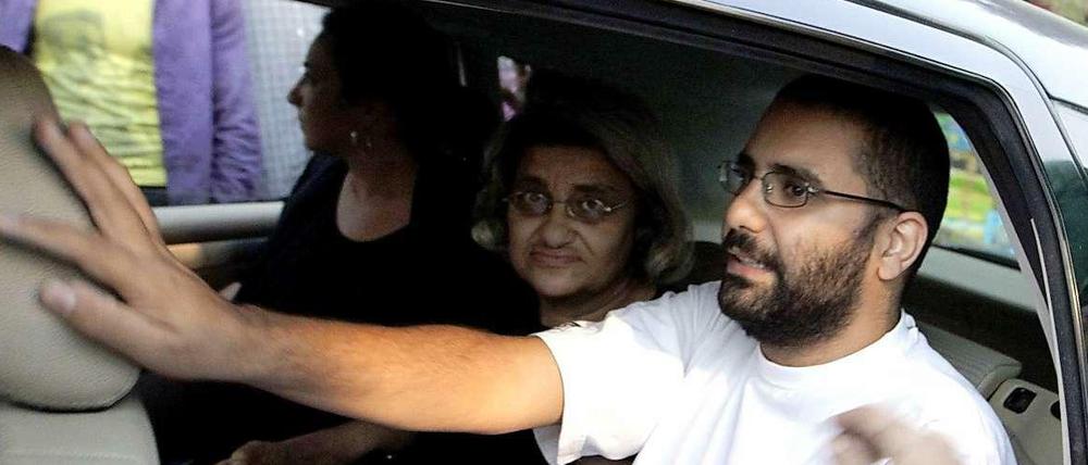 Alaa Abdel-Fatah (r.) wurde am Montag aus dem Tora-Gefängnis entlassen. Als einer der wenigen Aktivisten, die von der Justiz verfolgt werden.