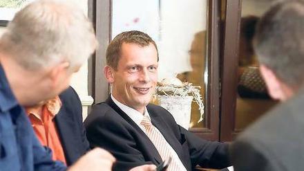 In der ersten Reihe. Acht Jahre hat Holger Kelch (CDU) im Cottbuser Rathaus eher hinter den Kulissen gewirkt. Vor einer Woche wurde er zum Oberbürgermeister der zweitgrößten Stadt Brandenburgs gewählt. 
