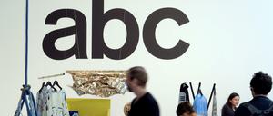 Besucher auf der Kunstmesse ABC.