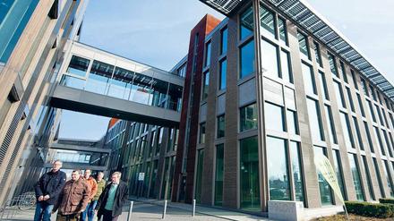 Arbeit verloren und um Geld betrogen? Solon-Mitarbeiter verlassen das Firmengebäude in Adlershof. 