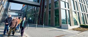Arbeit verloren und um Geld betrogen? Solon-Mitarbeiter verlassen das Firmengebäude in Adlershof. 