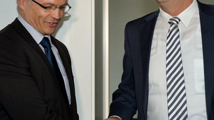 Brandenburgs Ministerpräsident Dietmar Woidke (SPD, re.) begrüßt den CDU-Landesvorsitzenden Michael Schierack.