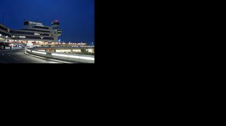 Schön nah, schön laut. Der Flughafen Tegel sollte eigentlich seit 2011 geschlossen sein. Doch die damalige BER-Eröffnung wurde bekanntlich verschoben. 