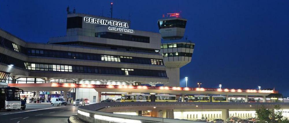 Schön nah, schön laut. Der Flughafen Tegel sollte eigentlich seit 2011 geschlossen sein. Doch die damalige BER-Eröffnung wurde bekanntlich verschoben.