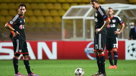 Niedergeschlagen. Hakan Calhanoglu (li.) und Stefan Kießling nach dem Gegentreffer.