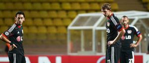 Niedergeschlagen. Hakan Calhanoglu (li.) und Stefan Kießling nach dem Gegentreffer.