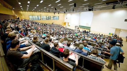 Studierende sitzen im Hörsaal.