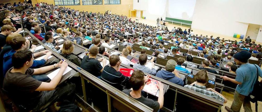 Studierende sitzen im Hörsaal.
