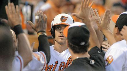 Ein Bild aus besseren Zeiten. Chris Davis, hier von seinen Kollegen gefeiert, ist wegen Dopings für 25 Spiele gesperrt worden.