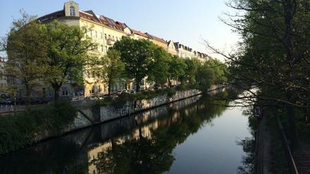Heckmannufer am Landwehrkanal in Kreuzberg. Immer mehr Berliner fahren mit dem Rad zur Arbeit. Hier zeigen wir einen Weg von Tagesspiegel-Redakteur Henning Onken vom Lichtenberger Kaskelkiez bis zum Tagesspiegel am Anhalter Bahnhof in Kreuzberg. Die neun Kilometer lange Strecke führt in weiten Teilen an Spree und Landwehrkanal entlang. Bei gemächlichem Tempo dauert die Fahrt zwischen 30 und 40 Minuten. 