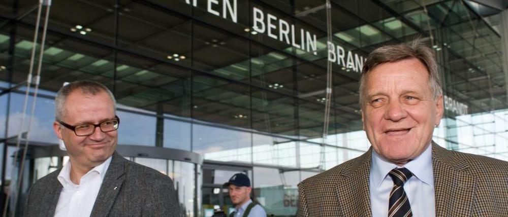 Sein Revier: BER-Chef Hartmut Mehdorn (rechts) am Flughafen Schönefeld vor dem neuen Terminal, mit dem BER-Sprecher Ralf Kunkel. Bilder von der BER-Sitzung gibt es nicht. Der Tagungsort ist streng abgeschirmt.