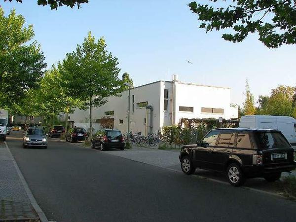 Auf einem Eckgrundstück am Osteweg liegt die Kita „McNair“, deren Eingang jedoch an der Harry-S.-Truman-Allee ist.