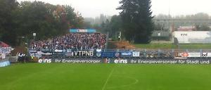 Wer im Chemnitzer Stadion noch nass werden will, muss sich wegen des Umbaus beeilen. Einzig ein kleines Stück des Gästebereichs bietet noch diesen Service. 