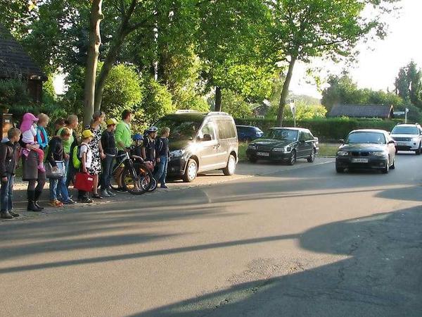 Für Kinder ist das Überqueren des Osteweges lebensgefährlich, finden einige Eltern und fordern hier Tempo 30 und einen Fußgängerüberweg. 