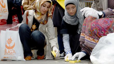 Junge Muslimas putzen Stolpersteine in Berlin. Symbolbild von 2014