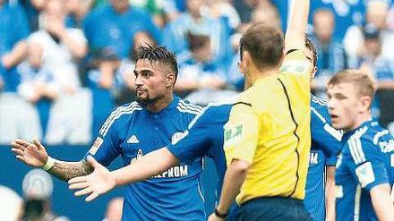 Jetzt wird’s bunt. Kevin-Prince Boateng (l.) musste als Erster vom Platz. Ihm folgten später noch sein Schalker Kollege Julian Draxler und Frankfurts Slobodan Medojevic. Foto: AFP