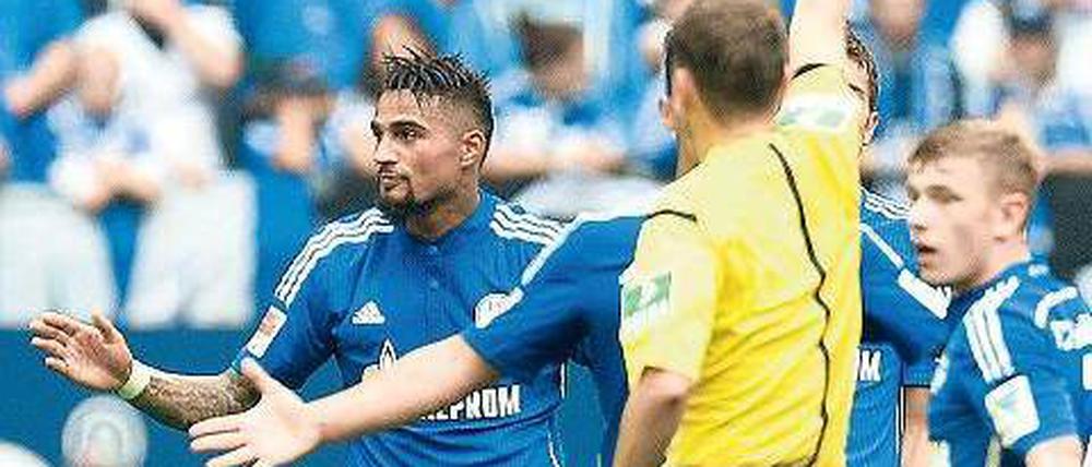 Jetzt wird’s bunt. Kevin-Prince Boateng (l.) musste als Erster vom Platz. Ihm folgten später noch sein Schalker Kollege Julian Draxler und Frankfurts Slobodan Medojevic. Foto: AFP