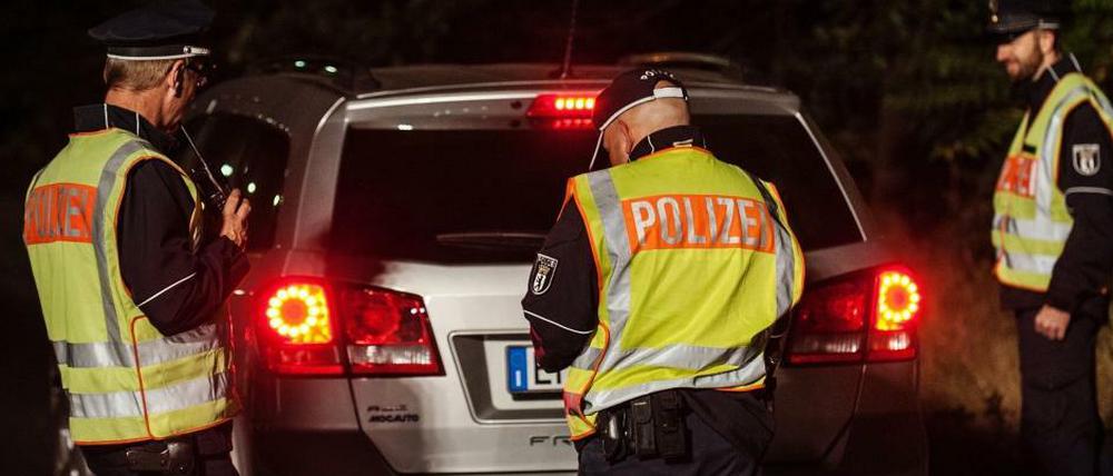 Ihre Papiere, bitte. Die Polizei war 24 Stunden im Einsatz und hat Raser gestoppt.