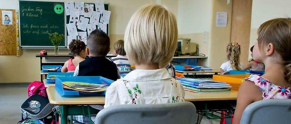 Die nicht verplanten Mittel im Bezirk, sagen die Grünen, gehen zu Lasten der Schüler. Baustadtrat Michael Karnetzki von der SPD sagt, die Grünen verbreiten Halbwahrheiten.