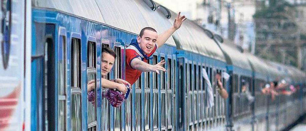 Eine Bahnfahrt die ist lustig, eine Bahnfahrt die ist lang. Fußball-Fans müssen 2020 Ausdauer beweisen