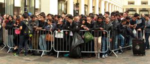 Warten aufs iPhone. Apple-Fans in London.