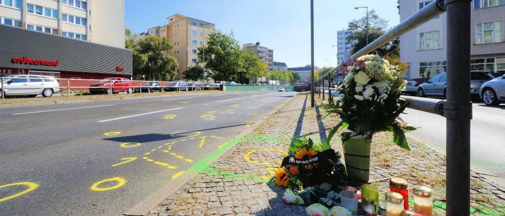 Letzter Gruß. Hier am Adenauertunnel starb der Polizist. 