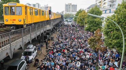 Rund 2000 Muslime sind zum Freitagsgebet in der Skalitzer Straße in Kreuzberg gekommen. Danach soll demonstriert werden. 