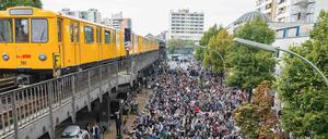 Rund 2000 Muslime sind zum Freitagsgebet in der Skalitzer Straße in Kreuzberg gekommen. Danach soll demonstriert werden. 
