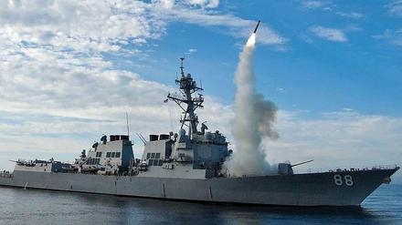 Mit Tomahawk-Raketen - wie auf diesem Archivbild zu sehen - sowie Kampfjets und Bombern attackieren die USA Stellungen der IS in Syrien.