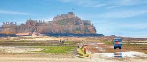 Bei Ebbe ist Elizabeth Castle vor St. Helier trockenen Fußes zu erreichen. Bei auflaufendem Wasser sollte jedoch niemand mit dem Rückweg zu lange warten.