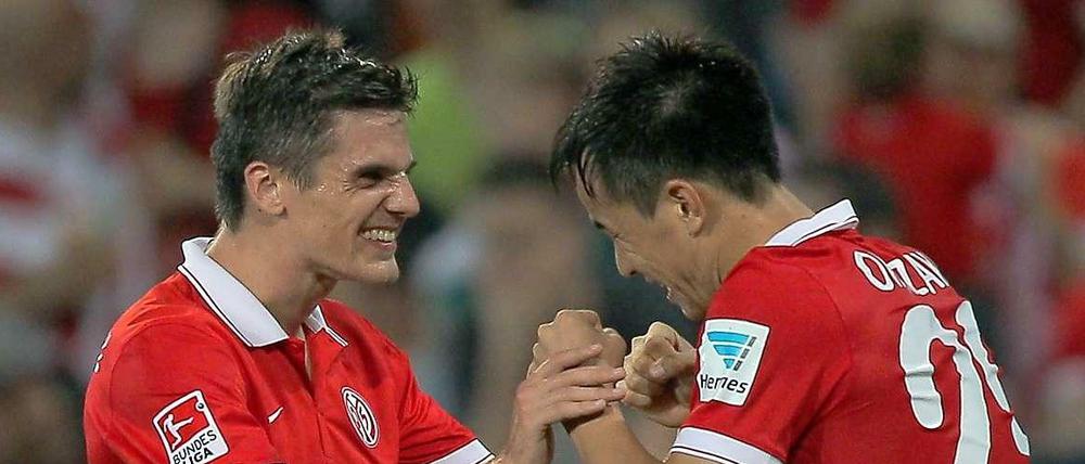 Freude in Mainz: Shinji Okazaki (r.) erzielte das 1:0. 