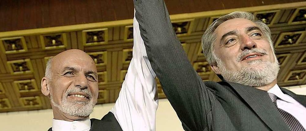 Einigung. Die früheren Minister Aschraf Ghani (links) und Abdullah Abdullah haben eine Vereinbarung über die Bildung einer Regierung der nationalen Einheit getroffen. Das Foto entstand im vergangenen Juli.