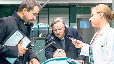 Können offenbar nichts falsch machen: Kein anderes „Tatort“-Team kommt auf so viele Facebook-Fans wie Professor Boerne (Jan Josef Liefers, li.), seine Assistentin „Alberich“ (ChrisTine Urspruch) und Kommissar Thiel (Axel Prahl). Foto: WDR