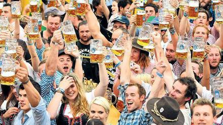 Einlass ohne Reservierung? Trinkende Menge im Hofbräuzelt.
