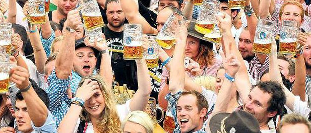 Einlass ohne Reservierung? Trinkende Menge im Hofbräuzelt.