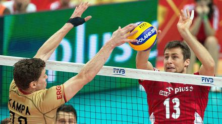 Michal Kubiak (R) im Duell mit Lukas Kampa (L).