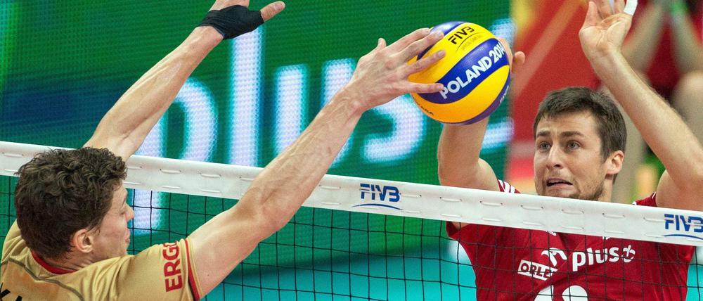 Michal Kubiak (R) im Duell mit Lukas Kampa (L).